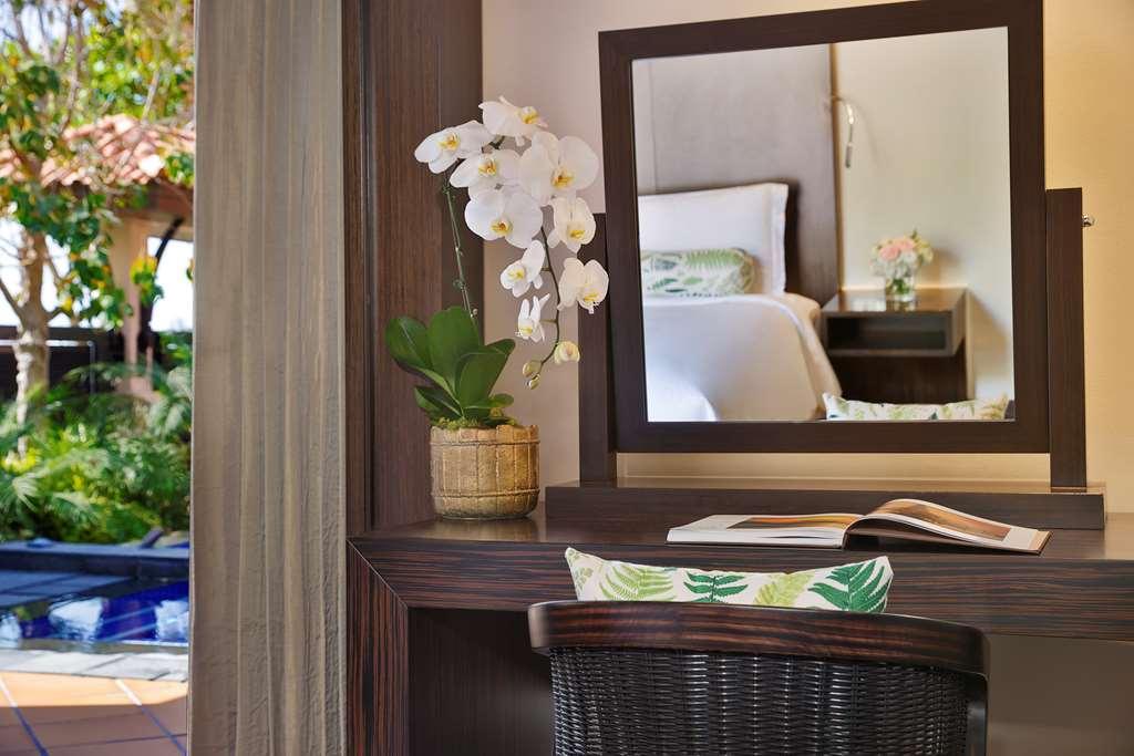 Anantara The Palm Dubai Resort Esterno foto A dressing table