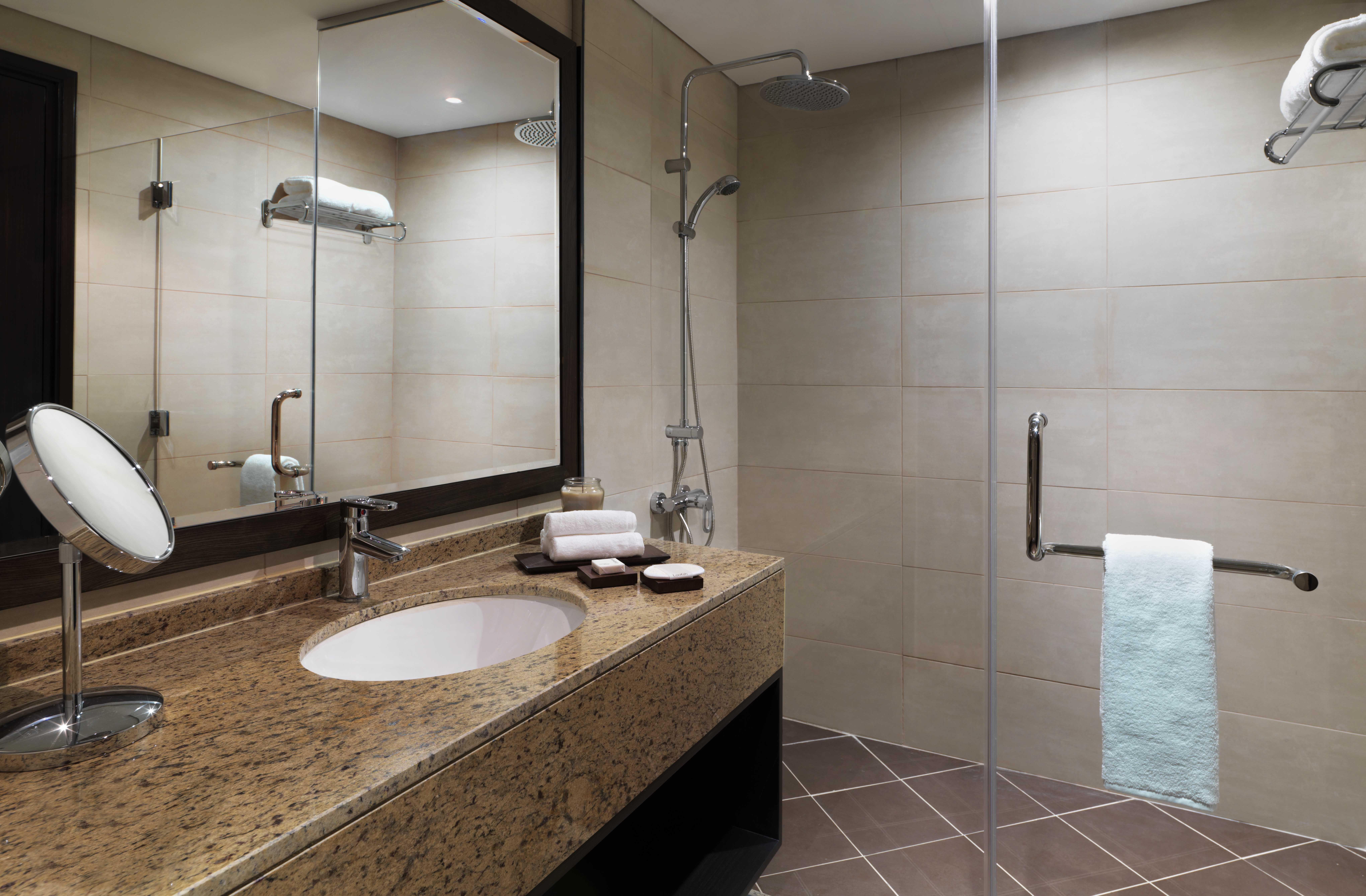 Anantara The Palm Dubai Resort Esterno foto A bathroom with a shower enclosure