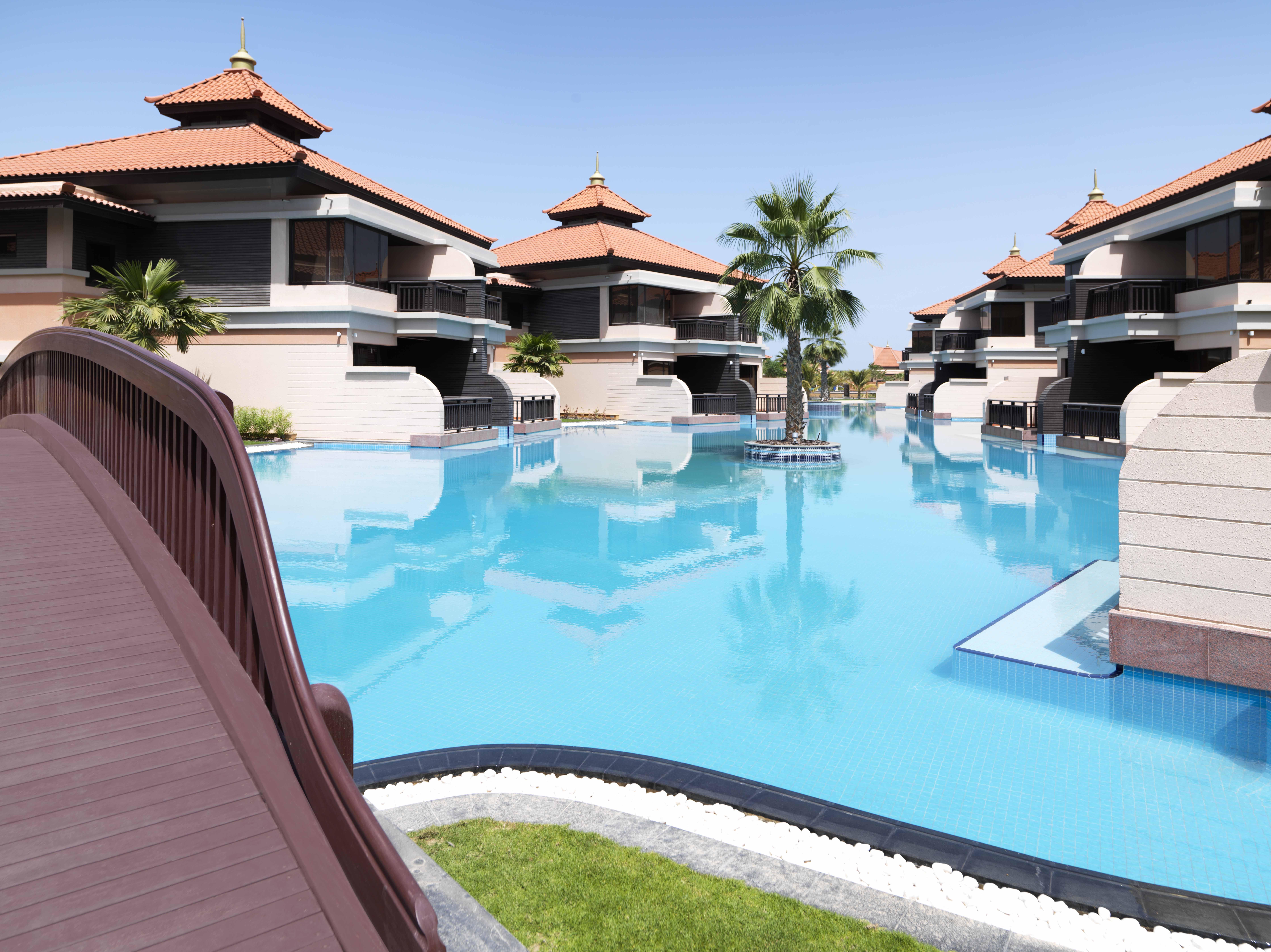 Anantara The Palm Dubai Resort Esterno foto The swimming pool at the resort