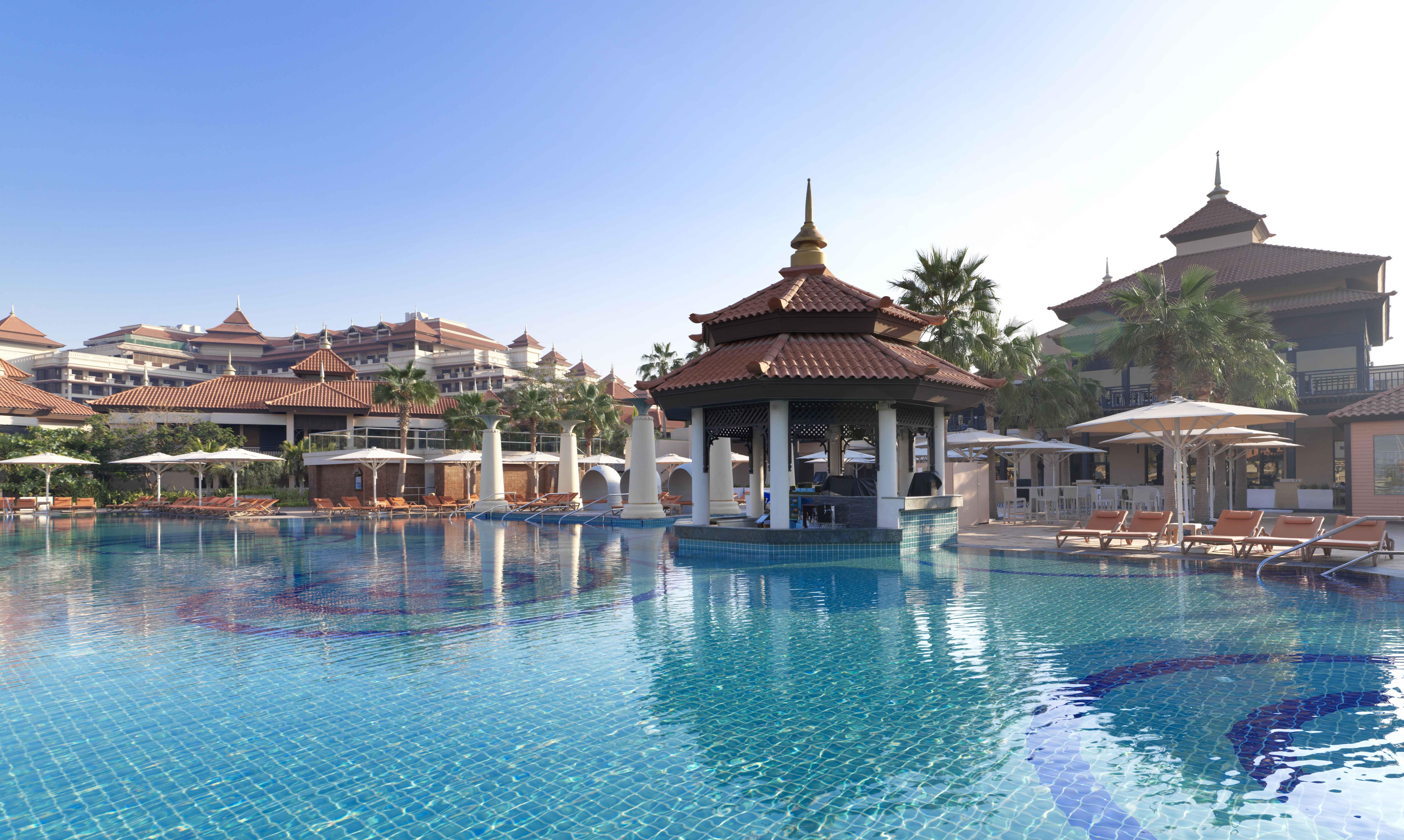 Anantara The Palm Dubai Resort Esterno foto The swimming pool at the resort