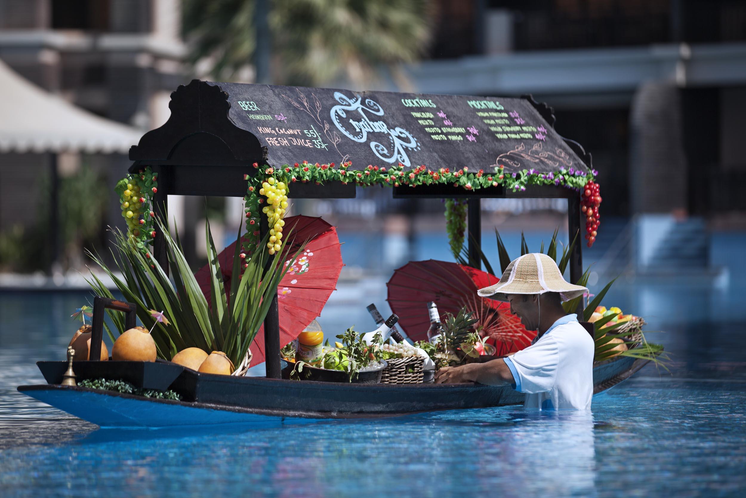 Anantara The Palm Dubai Resort Esterno foto Floating bar