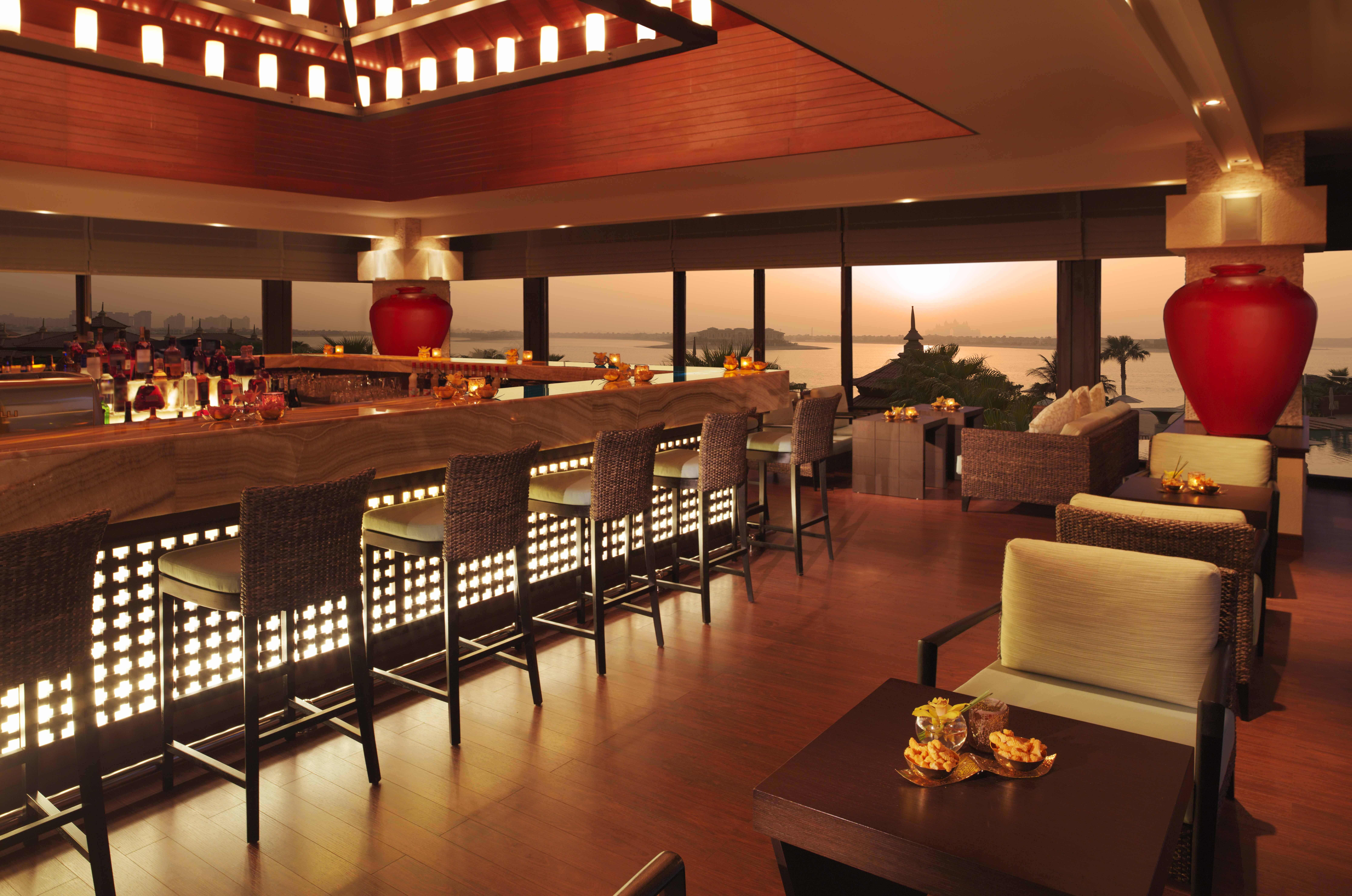 Anantara The Palm Dubai Resort Esterno foto The bar at the 360° Sky Lounge