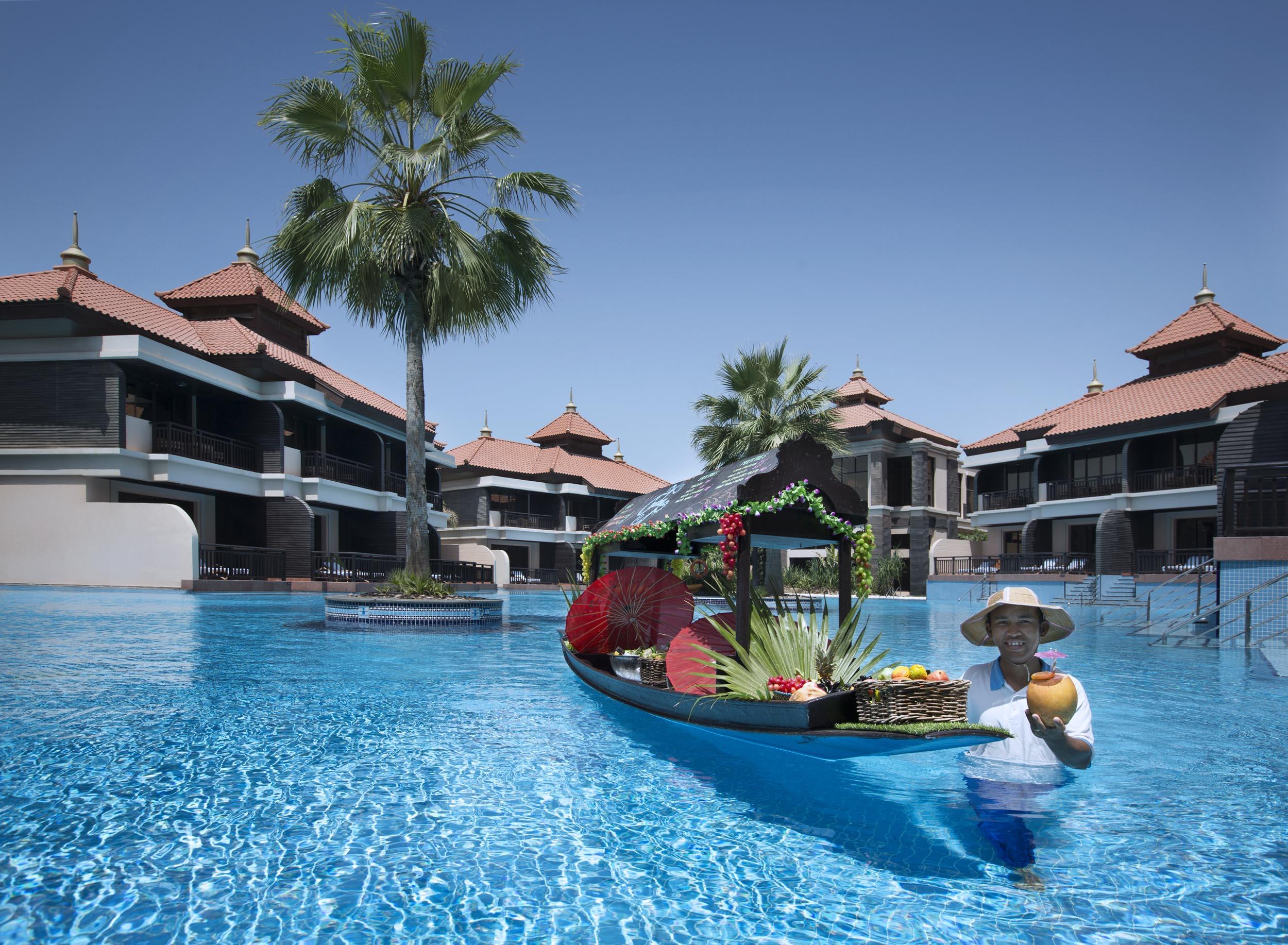 Anantara The Palm Dubai Resort Esterno foto The swimming pool at the resort