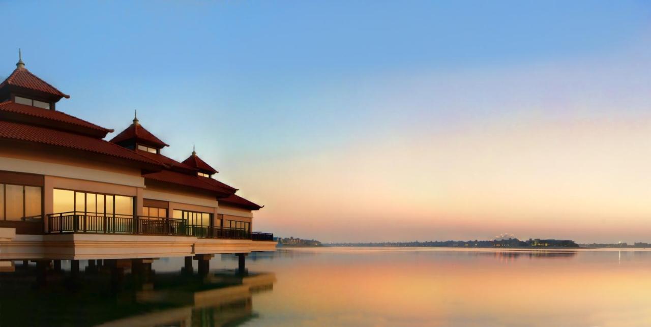 Anantara The Palm Dubai Resort Esterno foto View of the resort