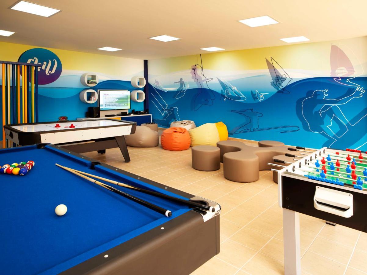 Anantara The Palm Dubai Resort Esterno foto The games room at the hotel
