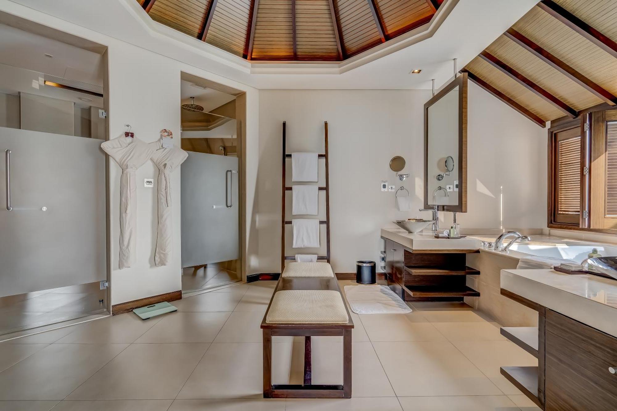 Anantara The Palm Dubai Resort Esterno foto Bathroom of a Beach Villa