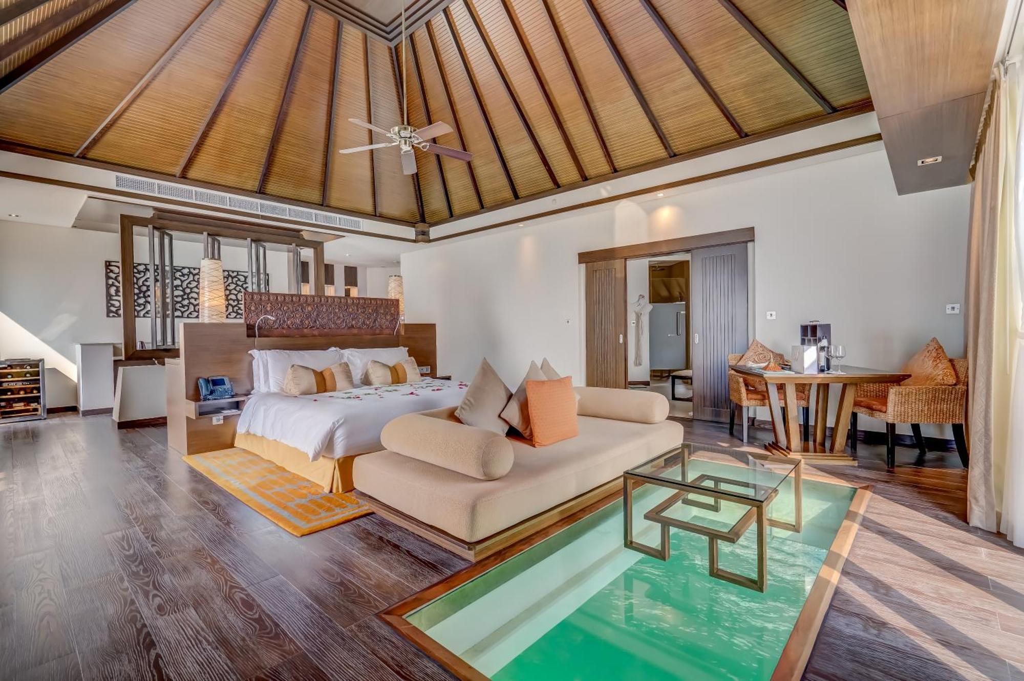 Anantara The Palm Dubai Resort Esterno foto A water villa at the resort