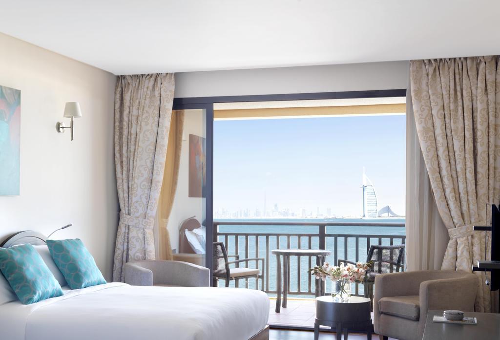 Anantara The Palm Dubai Resort Esterno foto A room at the hotel