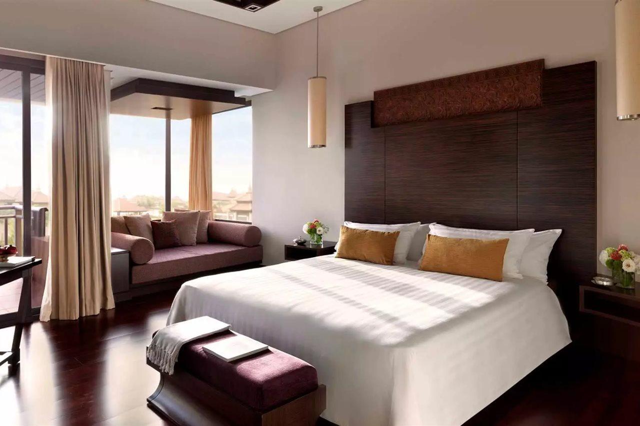 Anantara The Palm Dubai Resort Esterno foto A bedroom at the Ritz-Carlton, Dubai
